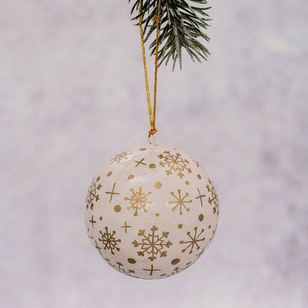 Hvid julekugle med snefnug 7 cm