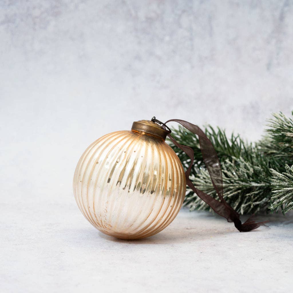 Champagnefarvet glaskugle med striber 8 cm