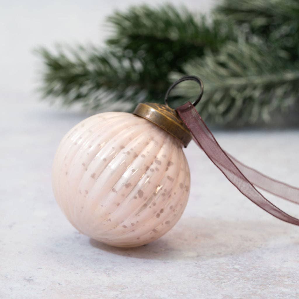 Hvid glaskugle med riller 5 cm