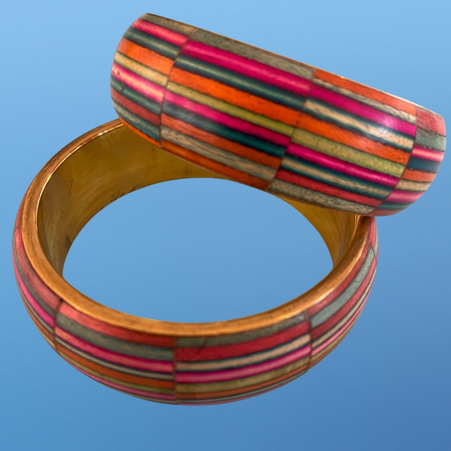 Armring med dekoration af træ